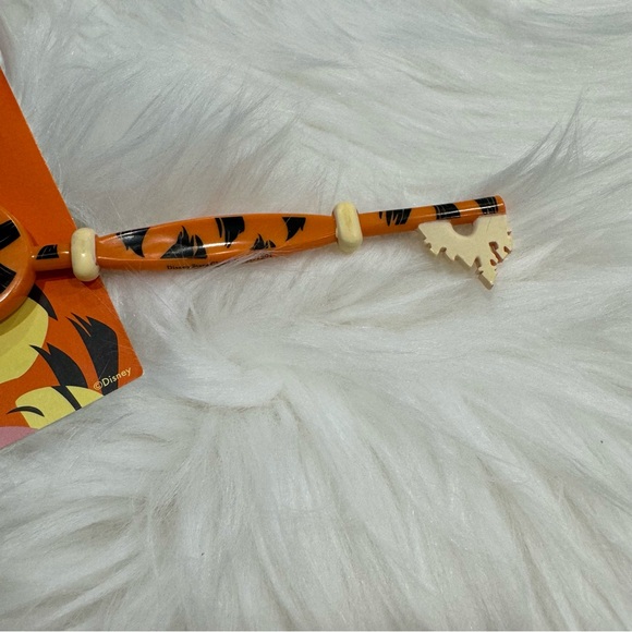 Disney Store Exclusive Leap Year Day 2020 Tigger Key NWT - Picture 4 of 7